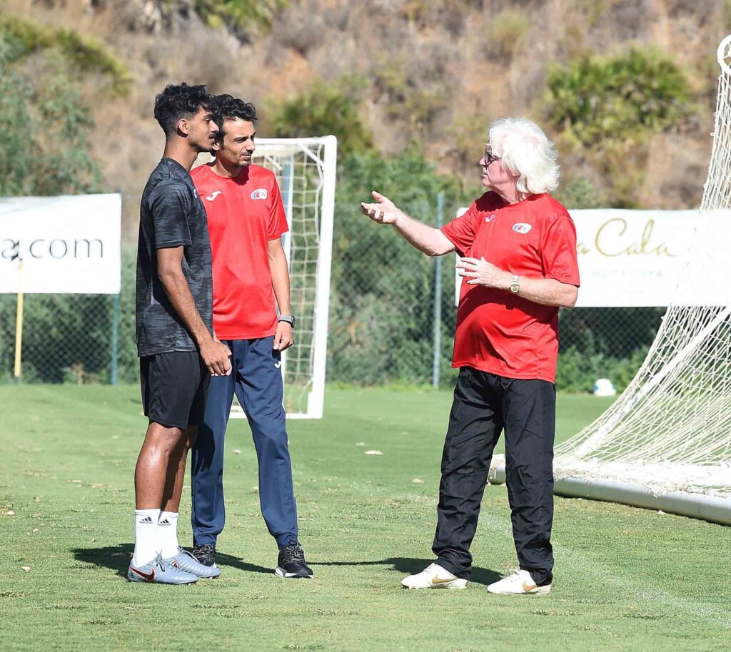 Football interpreter with Winfried Schäfer at training