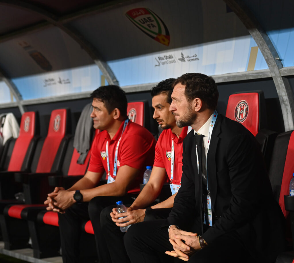 Anass El Makhtoum junto al Vasco Arruabarrena en el banquillo de la Selección de los Emiratos Árabes Unidos