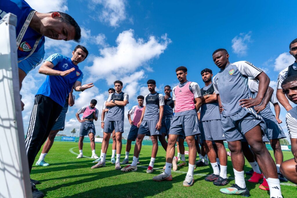 Charla técnica de Marcelo Broli, seleccionador sub-23 de los Emiratos Árabes Unidos, con Anass El Makhtoum como intérprete