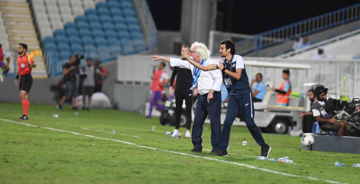 Anass El Makhtoum en la banda transmitiendo las instrucciones del entrenador durante un partido